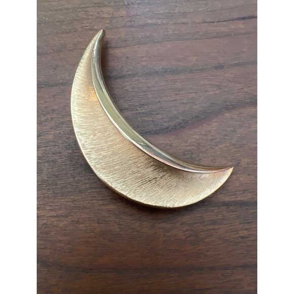 Crown Trifari Vintage Rare Brooch Brushed Goldtone Moon Leaf Elegant - Picture 4 of 7